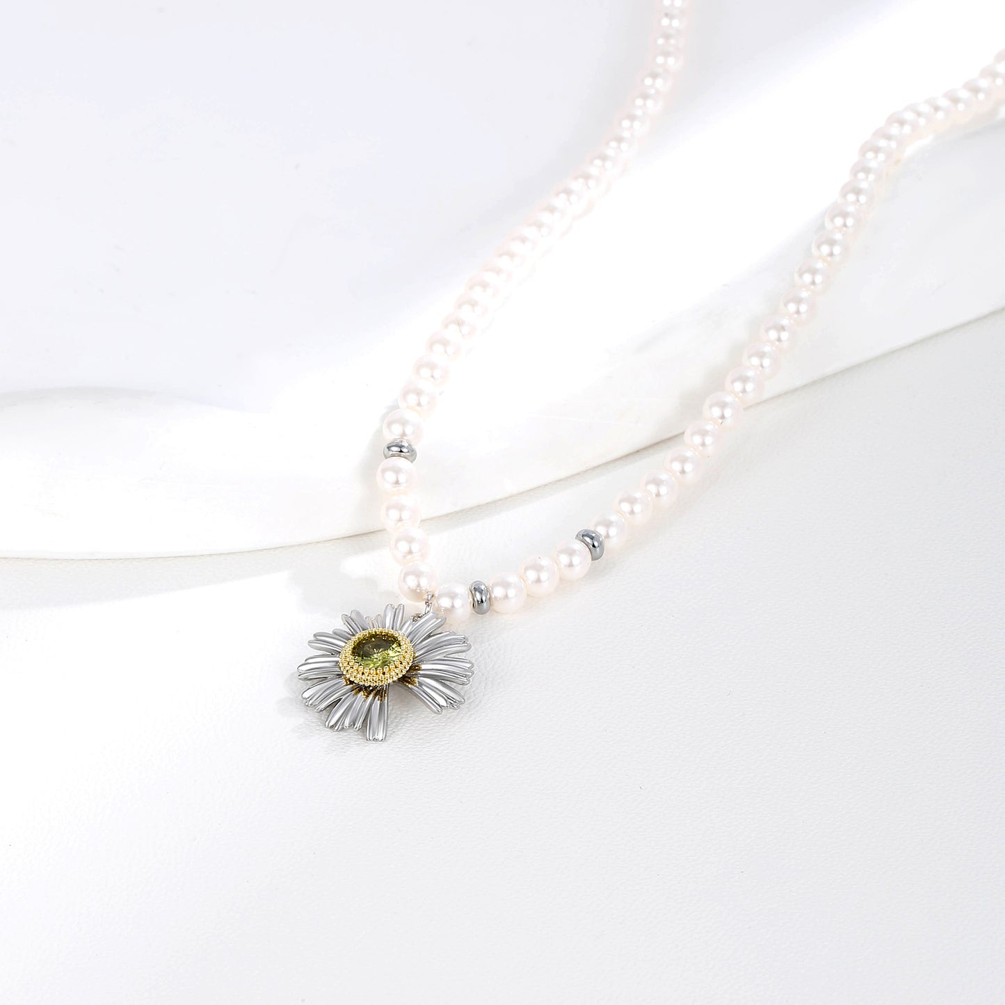 G&R Fresh and Elegant Daisy Necklace Light Luxury High-end Collarbone Chain