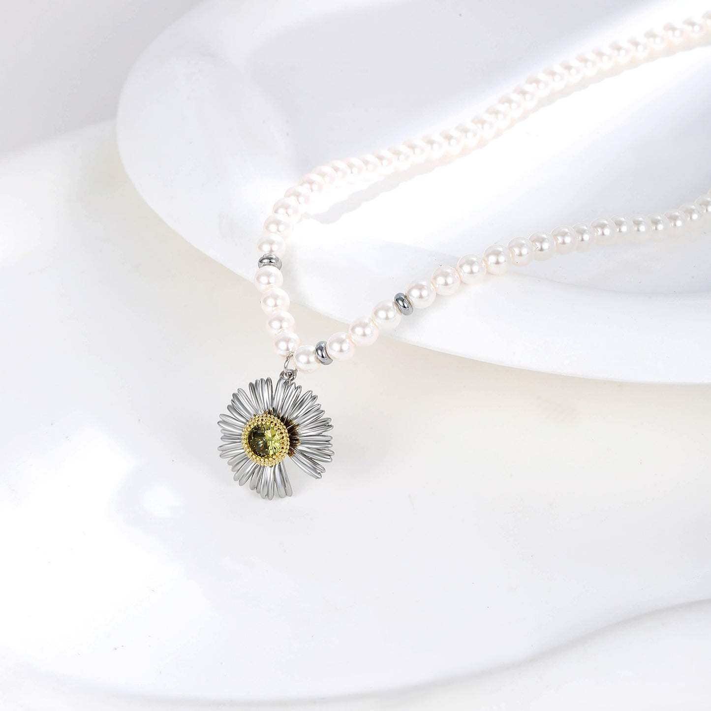 G&R Fresh and Elegant Daisy Necklace Light Luxury High-end Collarbone Chain